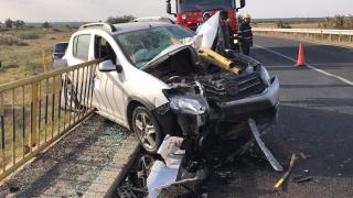A văzut MOARTEA cu ochii! Un șofer a pierdut controlul volanului și s-a înfipt în PARAPETUL podului de la Medgidia. IMAGINI DRAMATICE