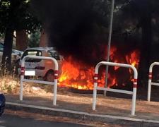 HAOS la Roma! Clanuri de ROMÂNI și de bulgari se luptă pentru teritoriu. Mai multe mașini au fost incendiate