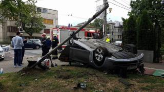 Accident HALUCINANT în centrul Timişoarei. Un BMW a distrus un semafor şi s-a răsturnat pe TROTUAR, după impactul violent cu o altă maşină (VIDEO)