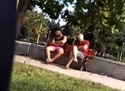 Scene de groază într-un parc din Constanţa! Doi tineri au fost filmaţi în timp ce se drogau de faţă cu copiii - VIDEO