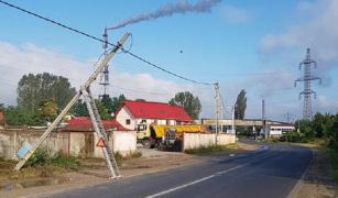 INCREDIBIL! Stâlp de electricitate, sprijinit cu scara pe un drum din Dâmboviţa: "Doar în România poți să vezi așa ceva!"