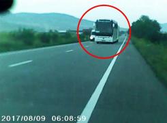 Depăşire CRIMINALĂ a unui şofer de autocar: 'E plină Europa de şoferi meseriaşi' - VIDEO