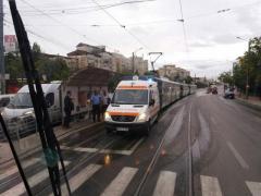 Accident CUMPLIT la Iaşi. Femeie spulberată de un şofer de lângă refugiul de tramvai. Se află în COMĂ, cu traumatism cranio-facial sever, intubată şi ventilată mecanic