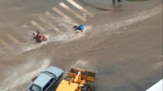 Video dramatic: un bebeluş în cărucior şi părinţii lui sunt luaţi de un torent, în timpul unei furtuni violente