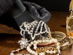 JAF la un magazin de bijuterii din Vaslui. Pe tura aceleiași vânzătoare, magazinul a mai fost jefuit o dată, în urmă cu şase luni