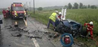 Accident GROAZNIC în Hunedoara. GRAVIDĂ în COMĂ, după ce maşina pe care o conducea a lovit FRONTAL un tir, apoi a ricoşat în alt autoturism