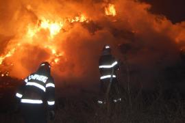 Femeie din Argeş, găsită DORMIND de vecinii care îi spărseseră uşa, în casa care ardea ca o torţă
