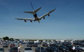 Zeci de români blocaţi pe aeroportul din Lisabona. MAE trimite o cursă specială