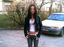 Clipe de COŞMAR pentru o prostituată! Tânăra s-a refugiat într-un bar după ce un bărbat I-A TĂIAT GÂTUL