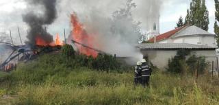 Incendiu la un Centru de copii din Timiş. 13 copii EVACUAŢI, flăcările s-au extins şi spre un rezervor GPL, pericol de EXPLOZIE!
