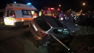 Accident GRAV în Bistriţa. Un bărbat a adormit la volan, cu un copil de 4 ani în maşină. Impactul a fost DEVASTATOR, a ieşit de pe drum, a spulberat un stâlp şi s-a oprit în şanţ