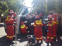 Accident GRAV în Bucureşti! Un bărbat a rămas ÎNCARCERAT într-o maşină răsturnată - GALERIE FOTO