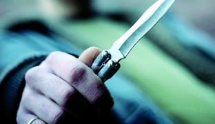 Scene ŞOCANTE în trafic! O femeie s-a răsturnat cu maşina după ce a fost ÎNJUNGHIATĂ de soţul ei, sub ochii copiilor!