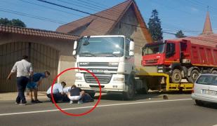 Bărbat SPULBERAT de un TIR care transporta un CAMION, la Sibiu. Şoferul a încercat să evite, dar n-a mai reuşit. A intervenit SMURD