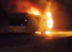 Momente de PANICĂ pentru zece muncitori! Autobuzul care îi transporta acasă a luat FOC în mers - VIDEO