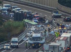 Cum a reușit un șofer român de TIR să închidă pentru 12 ore o autostradă din Italia