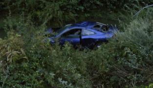 Accident spectaculos la Reşiţa. Maşina unor tineri s-a făcut praf după ce 'A ZBURAT' mai bine de 100 metri