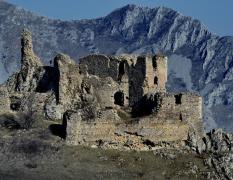 Scene ŞOCANTE. Turiştii care vizitau cetatea Trascăului au ÎNLEMNIT, după ce au văzut cum un bărbat s-a prăbuşit în gol de pe stânca cetăţii