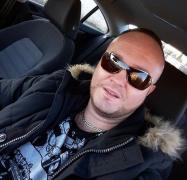 Tragedie în prima zi din an, la Oradea! Un polițist de 35 de ani a murit după ce a intrat cu viteză într-un sens giratoriu, iar mașina s-a izbit de un stâlp de tensiune (Foto)