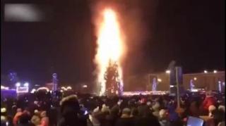 Un brad de peste 20 de metri înălţime a luat foc de Revelion, într-un oraş din Rusia