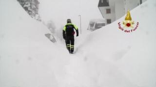 Nordul Italiei, paralizat de ninsori! Sate îngropate în zăpadă, mii de oameni evacuaţi. O avalanşă puternică a lovit o clădire, în oraşul Sestriere (Video dramatic)
