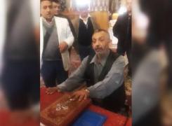 Scene incredibile în biserică! Un bărbat a fost dus cu forţa şi pus să jure că nu s-a iubit cu nora sa (Video)