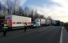 Un şofer român de TIR a făcut prăpăd pe o autostradă din Germania, unde a provocat un accident în lanţ