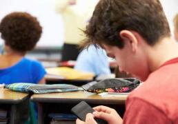 Scandal între elevi şi Ministerul Educaţiei pe tema telefoanelor mobile interzise la ore: 'Este un abuz nejustificat'