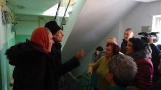 Caz incredibil la Botoșani! Locatarii unui bloc afectat de o explozie, la un pas să se ia la bătaie pentru banii din donații: ”Și-au luat căzi de baie cu hidromasaj”