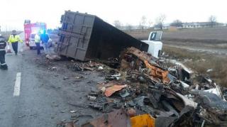 TIR încărcat cu fier vechi, răsturnat pe drumul dintre Brăila şi Focşani! Traficul pe DN 23 se desfăşoară pe un singur fir