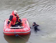 Scene teribile în Parcul IOR! Un cadavru pluteşte pe lac, la 20 de metri de mal. Intervin scafandrii şi pompierii
