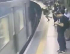 O tânără de 23 de ani a fost împinsă în faţa metroului, de un bărbat, din senin. Scenariul pare tras la indigo cu crima de la sfârşitul anului trecut