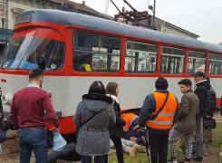 Accident grav în Arad! O fetiţă de 12 ani a fost prinsă sub un tramvai după ce a traversat cu ochii în telefonul mobil (Foto)