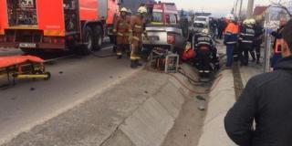 Grav accident în Reghin. O maşină s-a răsturnat în şanţ şi şoferul a rămas încarcerat