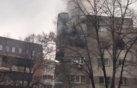 Incendiu în cartierul Dorobanţi. Şapte persoane evacuate, arde un apartament de la ultimul etaj (video)