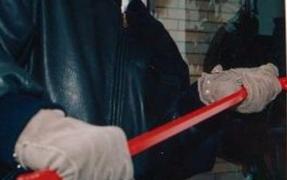 Un constănţean supărat pe nevastă s-a răzbunat pe fiul său vitreg, lovindu-l de mai multe ori în cap cu o bară metalică, până l-a lăsat infirm