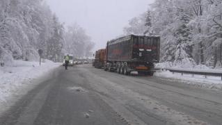 Strat de zăpadă pe autostrăzile A2 şi A4. Vezi situaţia drumurilor în zonele afectate de ninsoare şi viscol. Este alertă de vreme rea în toată ţara