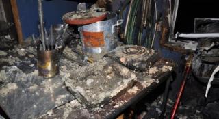 O butelie a explodat într-o casă din judeţul Brăila. Două persoane au ajuns la spital, cu arsuri