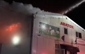 Arde un abator în Prahova, lângă rezervoare de motorină şi GPL. Intervin zeci de pompieri (video)