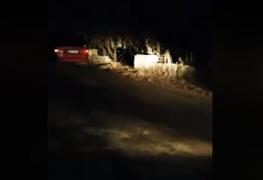 Microbuz răsturnat într-o râpă la Păltiniș! Trei persoane sunt rănite (Video)