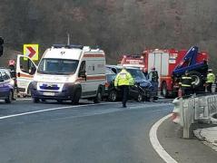 Un şofer a adormit la volan şi doi oameni sunt în stare gravă, după un accident cu cinci victime, în apropiere de Brad