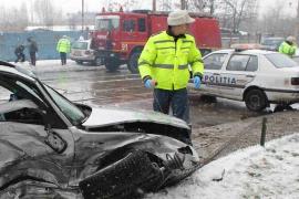 Carambol violent pe Şoseaua Pipera, din cauza poleiului! Sunt cinci maşini implicate, traficul este complet paralizat