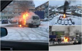 Maşină în flăcări, într-o intersecţie din Bascov! O dubiţă a luat foc în timpul mersului, intervin pompierii (Video)