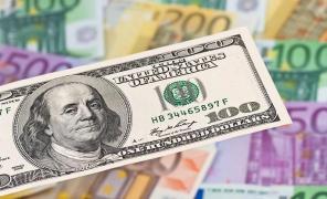 Cursul valutar: Euro scade sub 4,63 lei, dolarul atinge cel mai slab nivel din ultimii ani