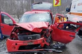 Accident rutier pe Valea Oltului, soldat cu trei răniţi şi un mort