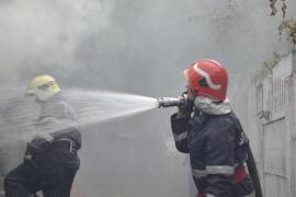 O bătrână din Murighiol a rămas sub cerul liber în plină iarnă după ce casa i-a luat foc, iar pompierii aveau maşina stricată