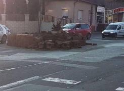 Sensul giratoriu de 90.000 de lei din Alba-Iulia a fost distrus de un şofer neatent (Foto)