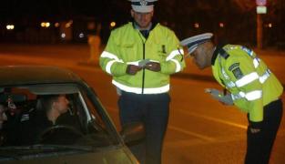 Un şofer prins mort de beat la volan, cu permisul anulat, a dormit în arestul Poliţiei, în timp ce era audiat