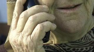 Cum a dejucat o bunicuţă din Hunedoara planurile unor escroci care au încercat s-o păcălească prin metoda "accidentul". Poliţia: "Aşa se face!" (Video)