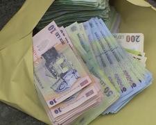 O femeie din Constanţa a primit o diplomă de la Poliţie după ce a găsit 20.000 de lei pe stradă şi i-a înapoiat